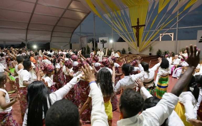 El Papa reúne a 100.000 jóvenes en Madagascar y les invita a no rendirse
