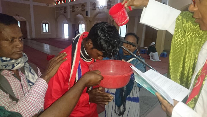 Cientos de adultos de Bangladés se bautizaron en Pascua